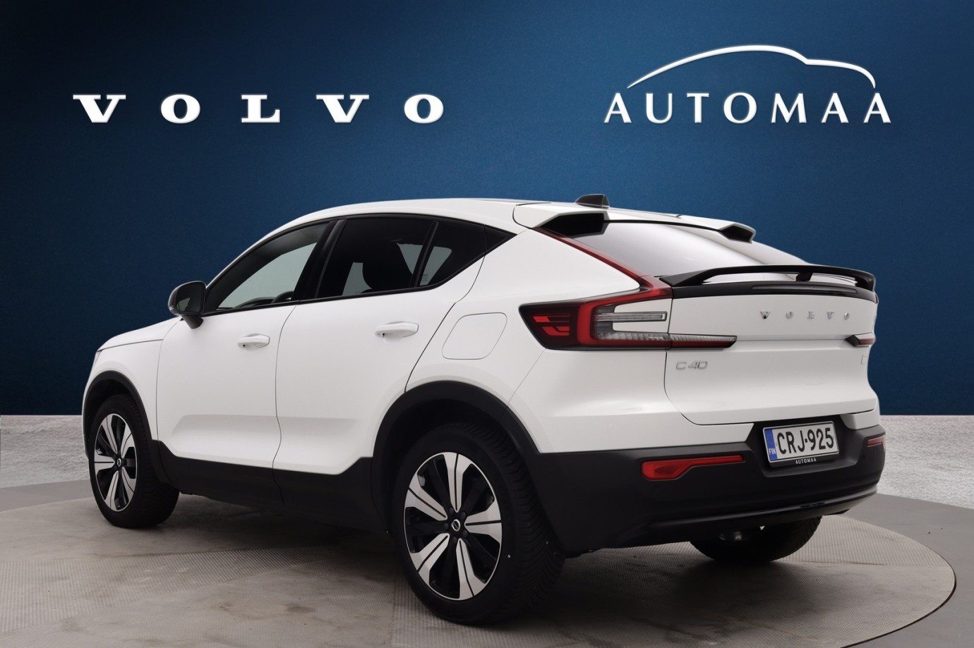 Esittelykuva VOLVO C40 täyssähköautosta.