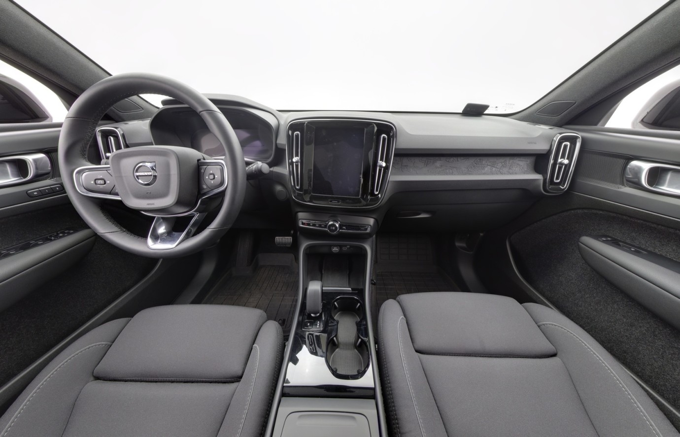 Esittelykuva VOLVO C40 täyssähköautosta.