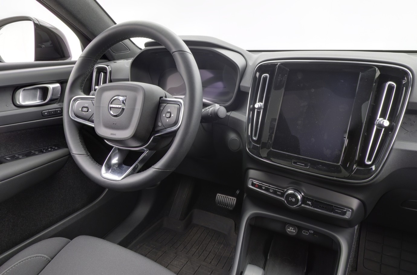 Esittelykuva VOLVO C40 täyssähköautosta.
