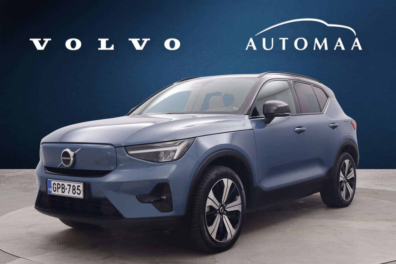 Esittelykuva VOLVO XC40 täyssähköautosta.