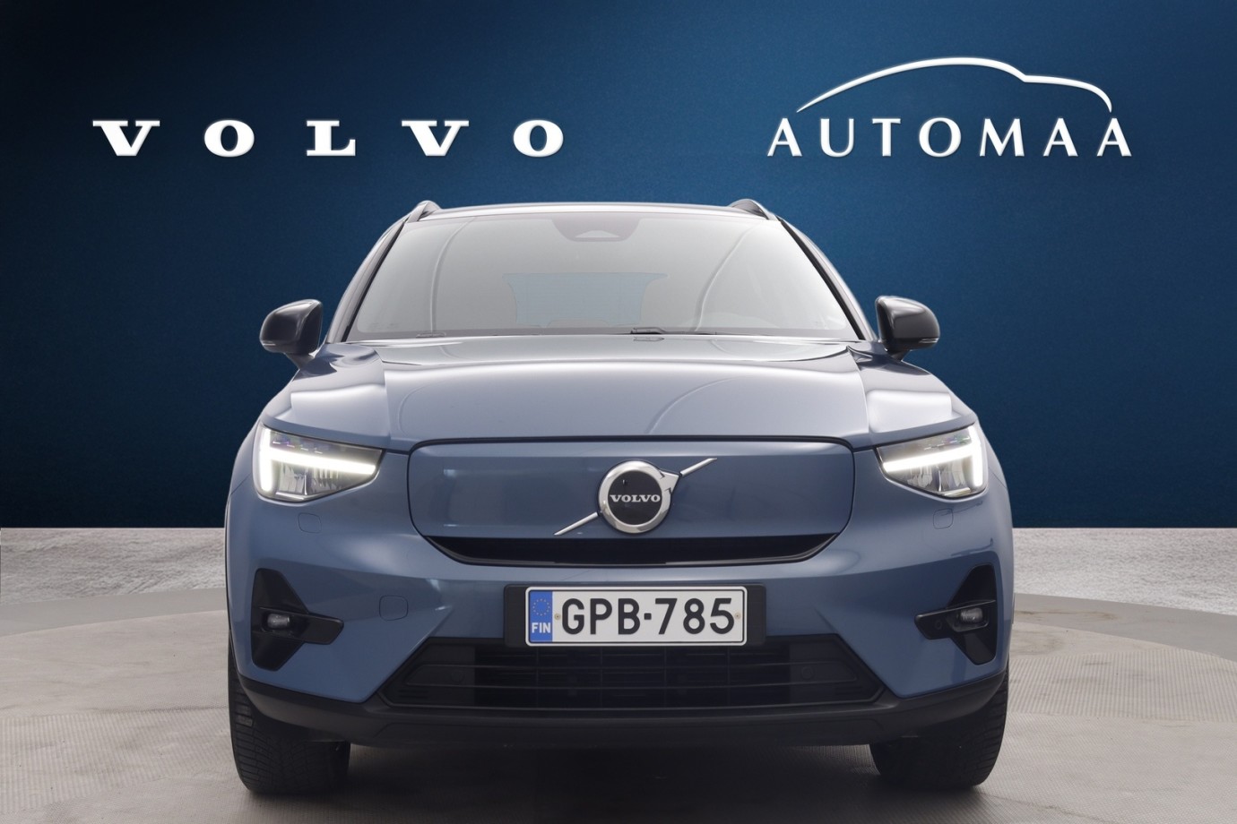 Esittelykuva VOLVO XC40 täyssähköautosta.