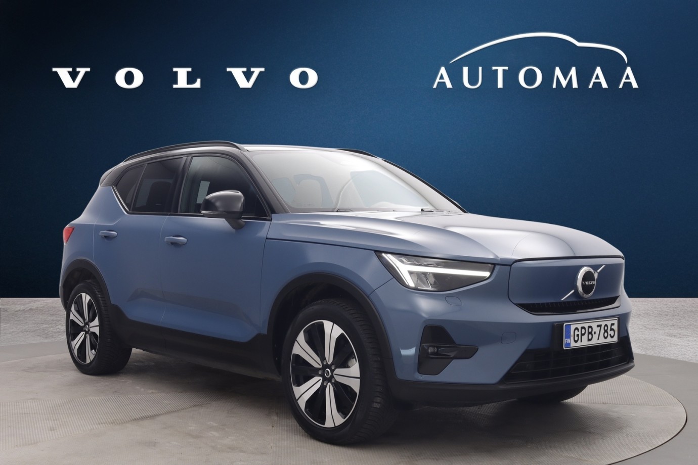 Esittelykuva VOLVO XC40 täyssähköautosta.