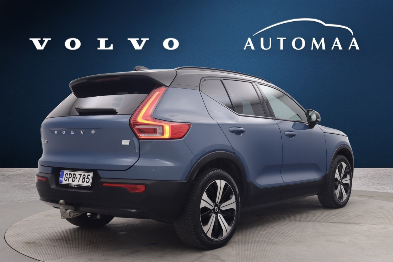 Esittelykuva VOLVO XC40 täyssähköautosta.