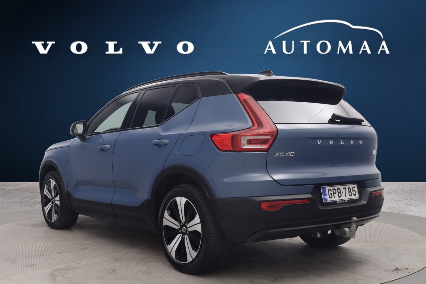 Esittelykuva VOLVO XC40 täyssähköautosta.
