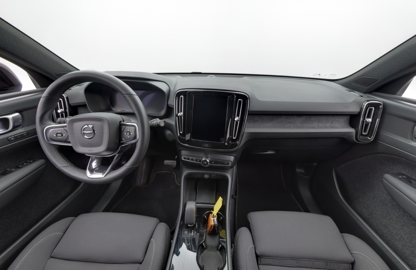 Esittelykuva VOLVO XC40 täyssähköautosta.