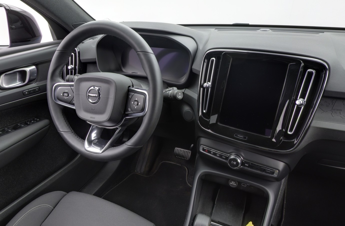 Esittelykuva VOLVO XC40 täyssähköautosta.