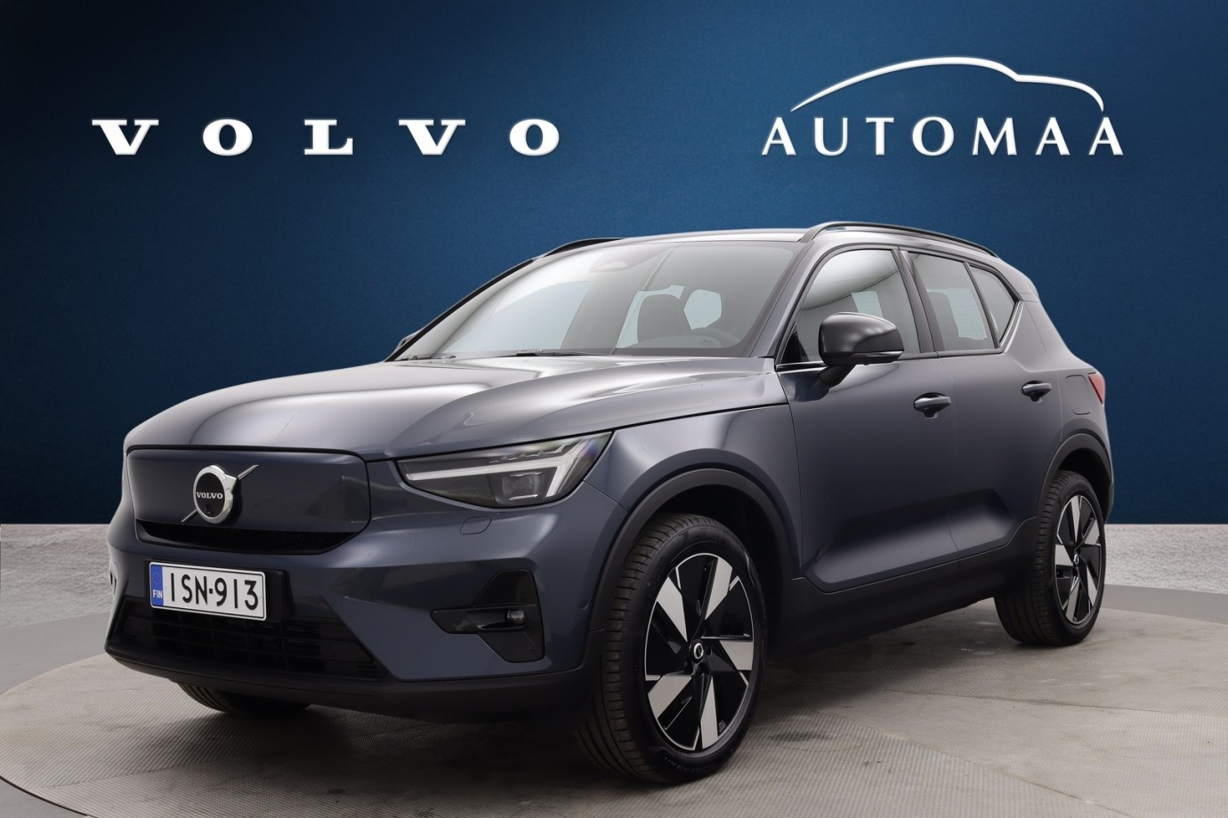 Esittelykuva VOLVO EX40 täyssähköautosta.