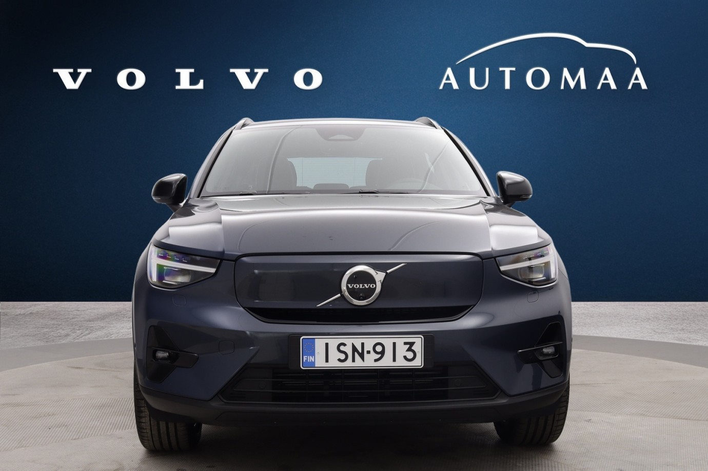 Esittelykuva VOLVO EX40 täyssähköautosta.