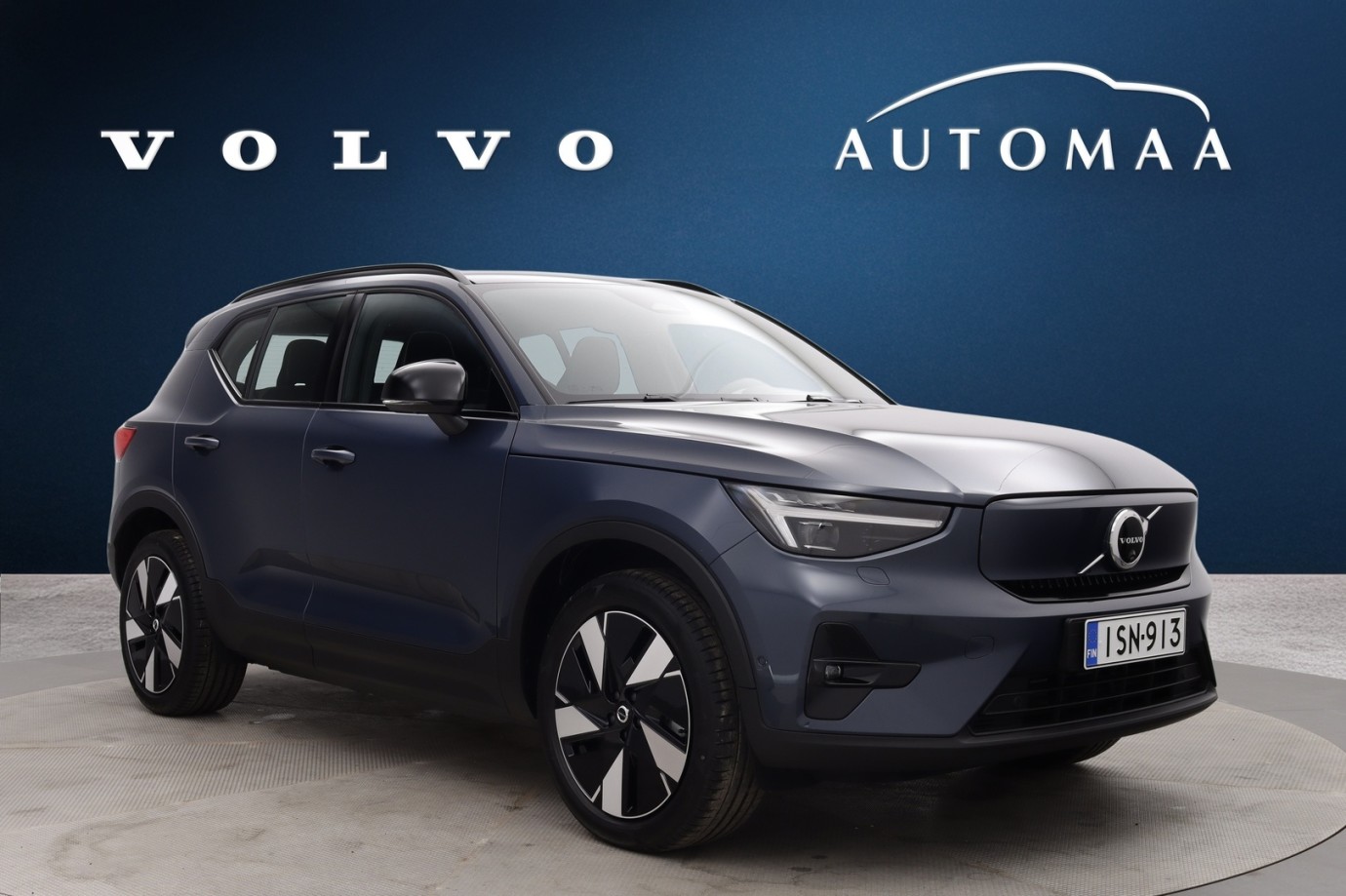 Esittelykuva VOLVO EX40 täyssähköautosta.