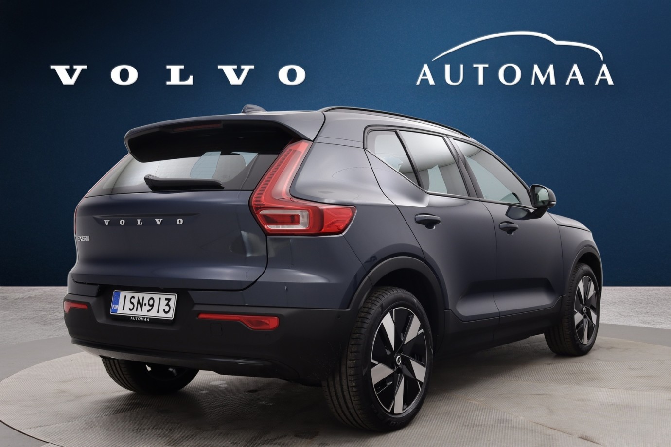 Esittelykuva VOLVO EX40 täyssähköautosta.