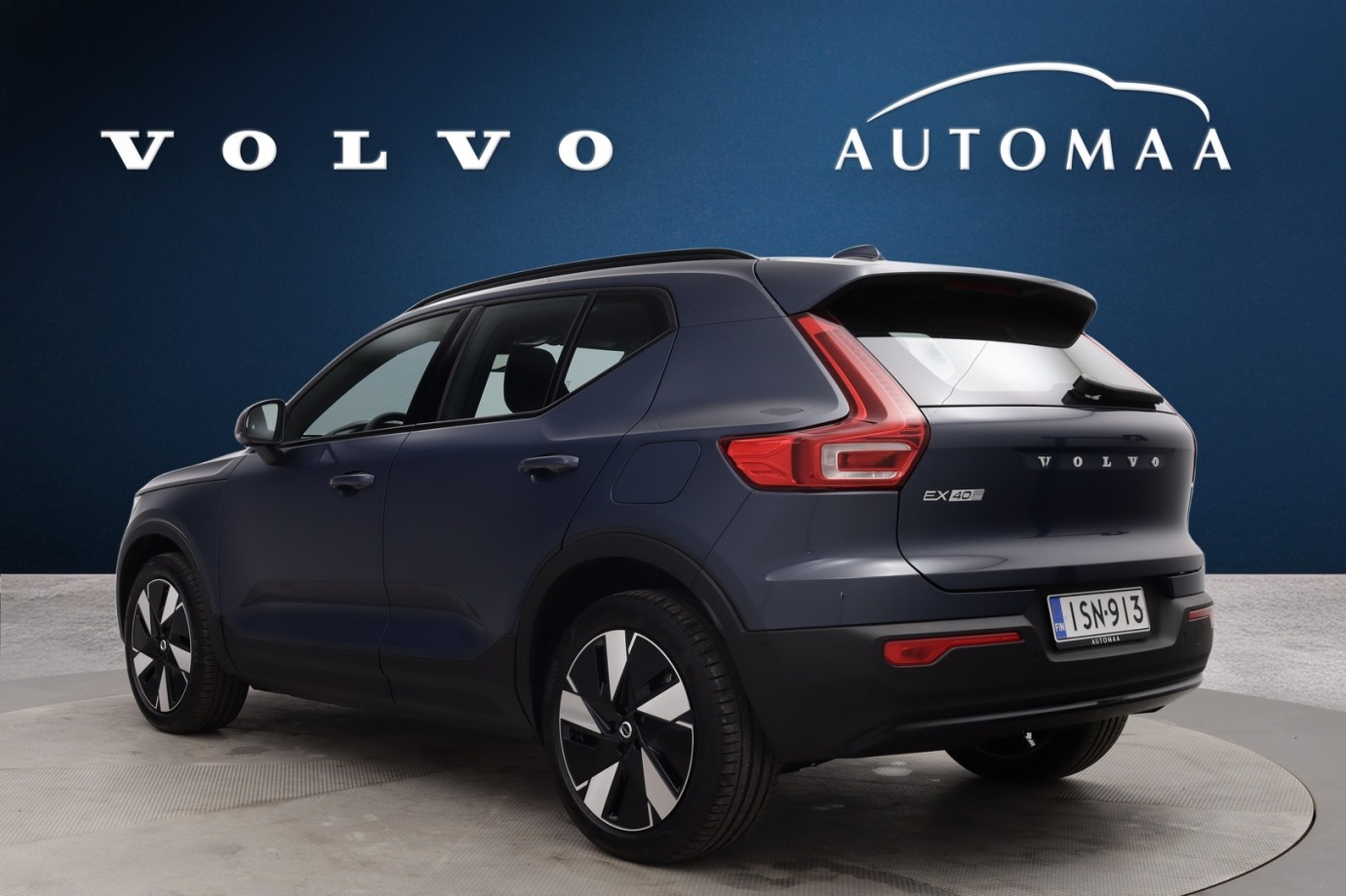 Esittelykuva VOLVO EX40 täyssähköautosta.