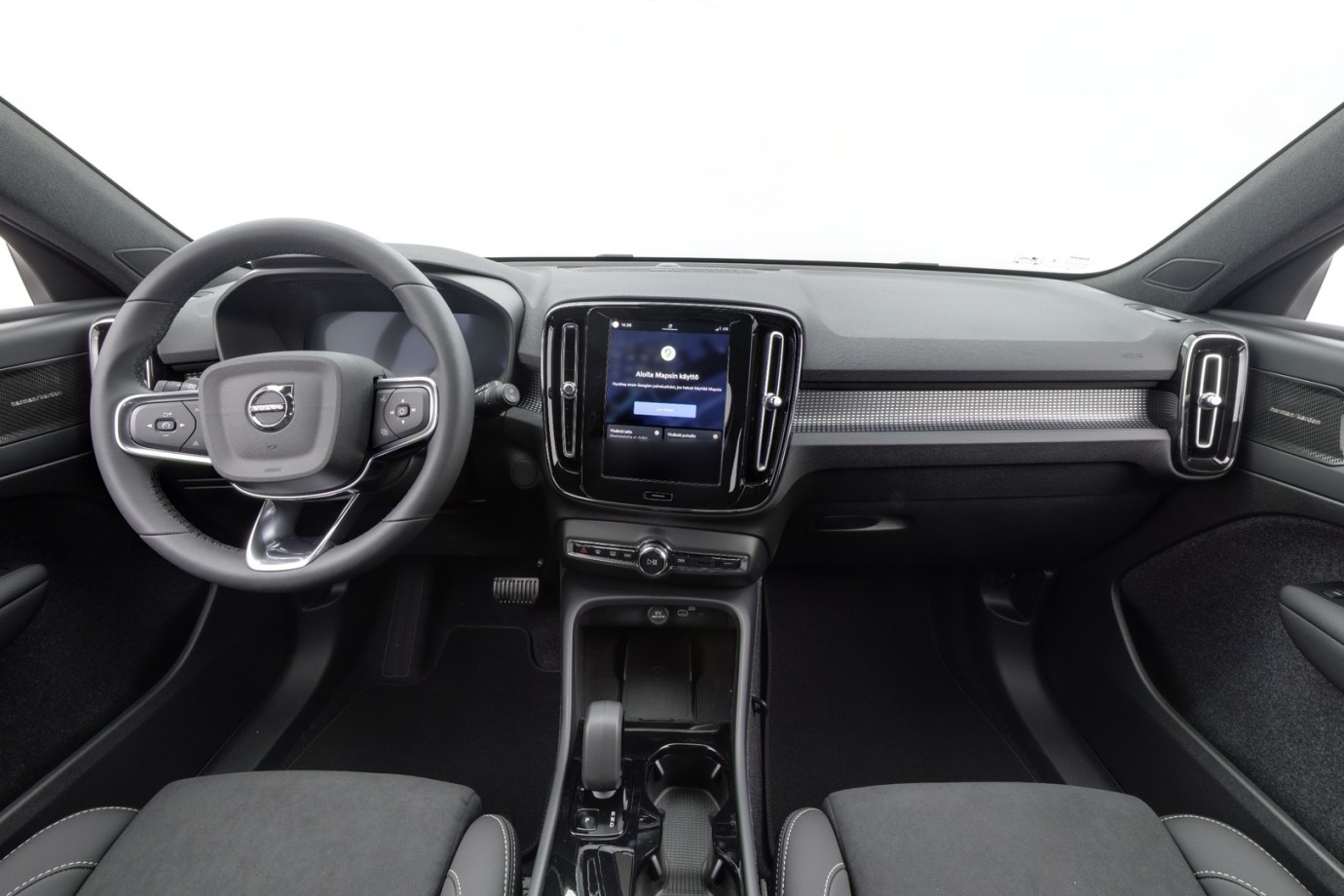 Esittelykuva VOLVO EX40 täyssähköautosta.