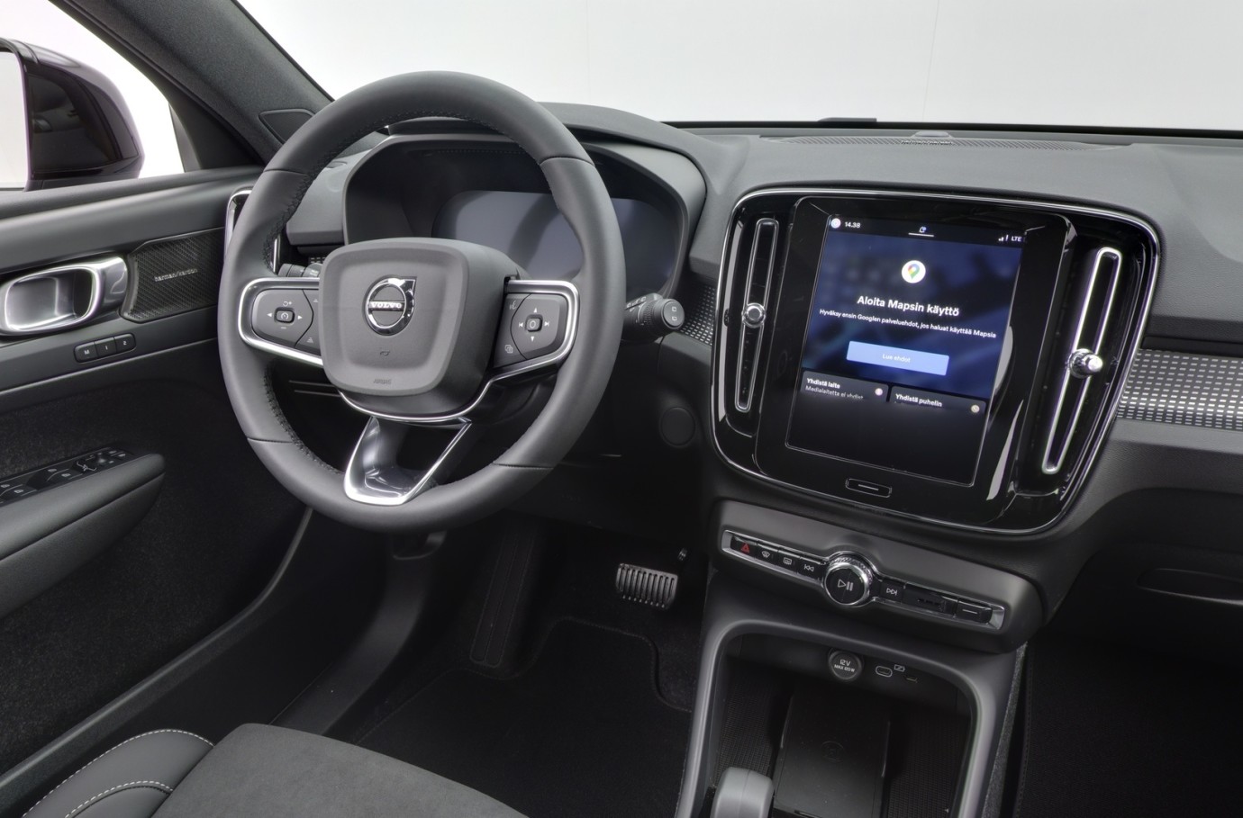 Esittelykuva VOLVO EX40 täyssähköautosta.