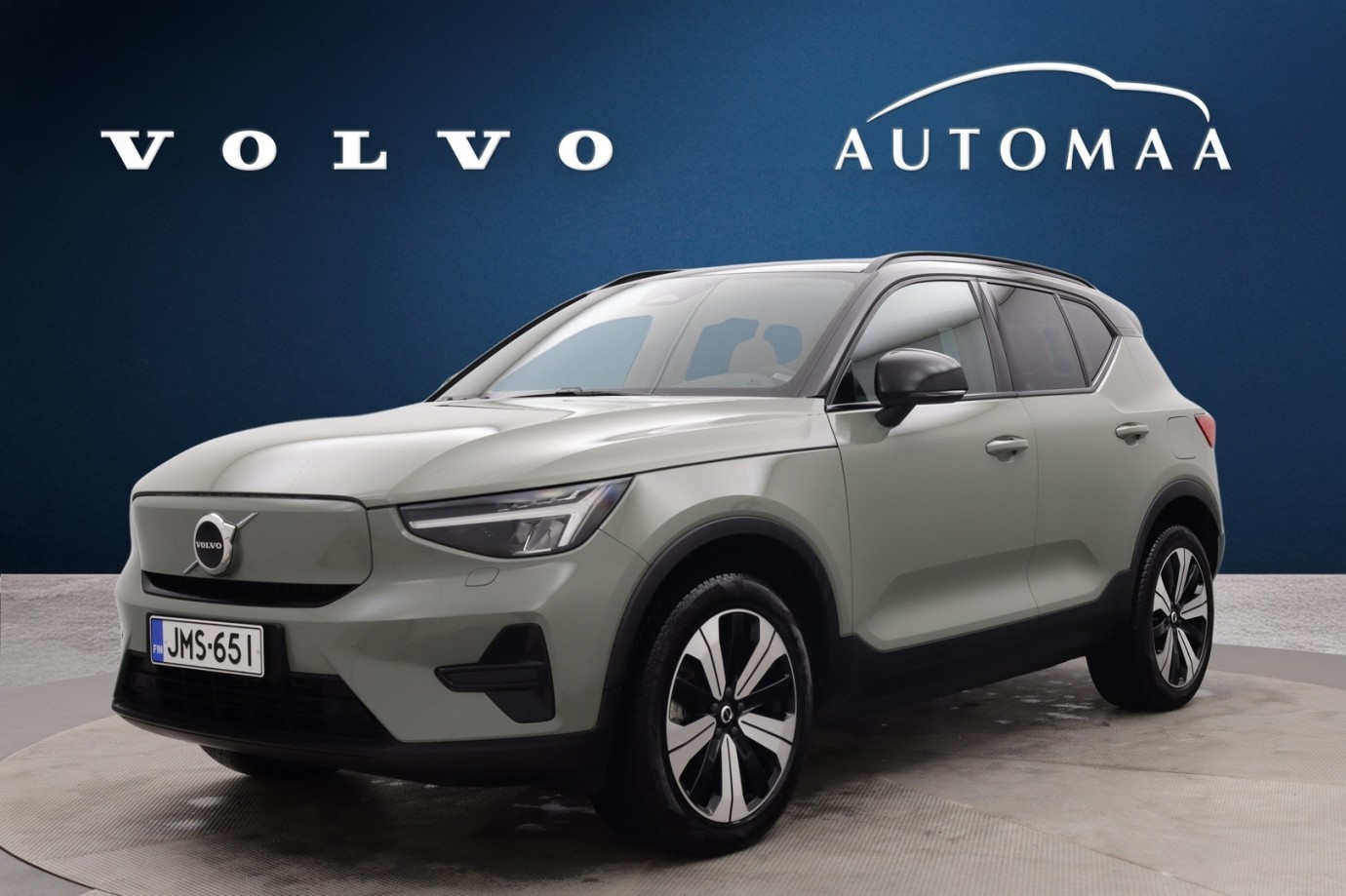 Esittelykuva VOLVO XC40 täyssähköautosta.