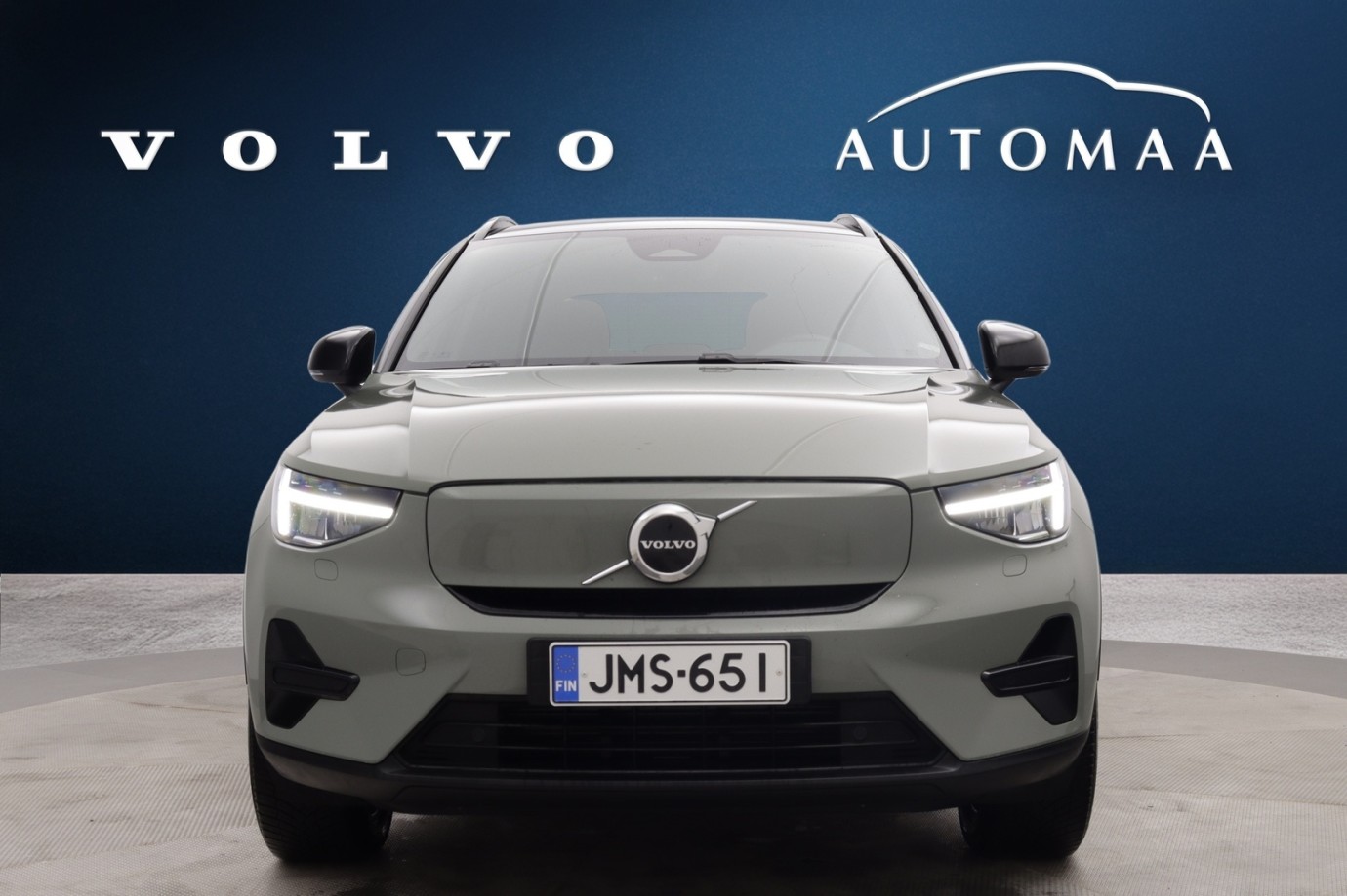 Esittelykuva VOLVO XC40 täyssähköautosta.