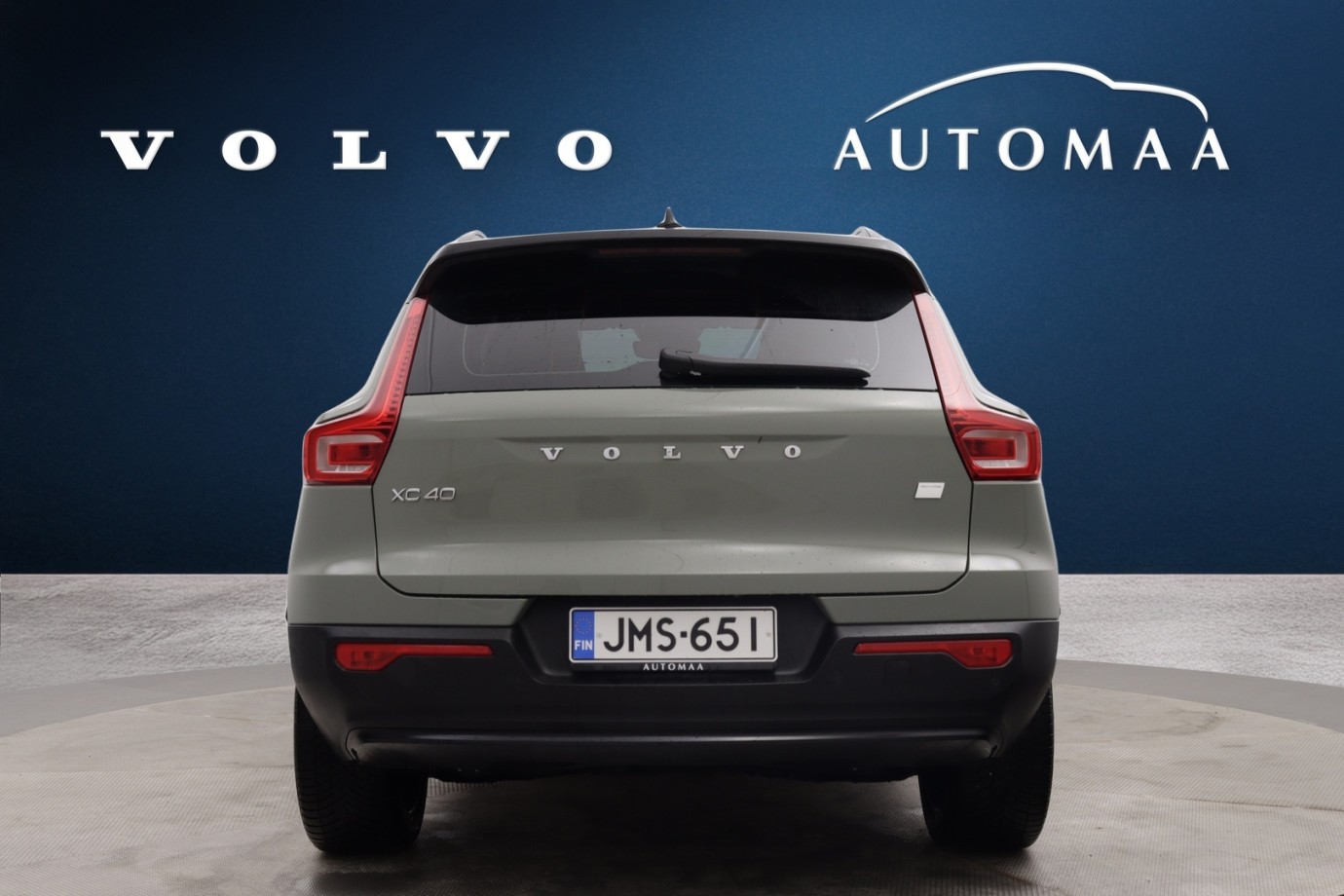 Esittelykuva VOLVO XC40 täyssähköautosta.