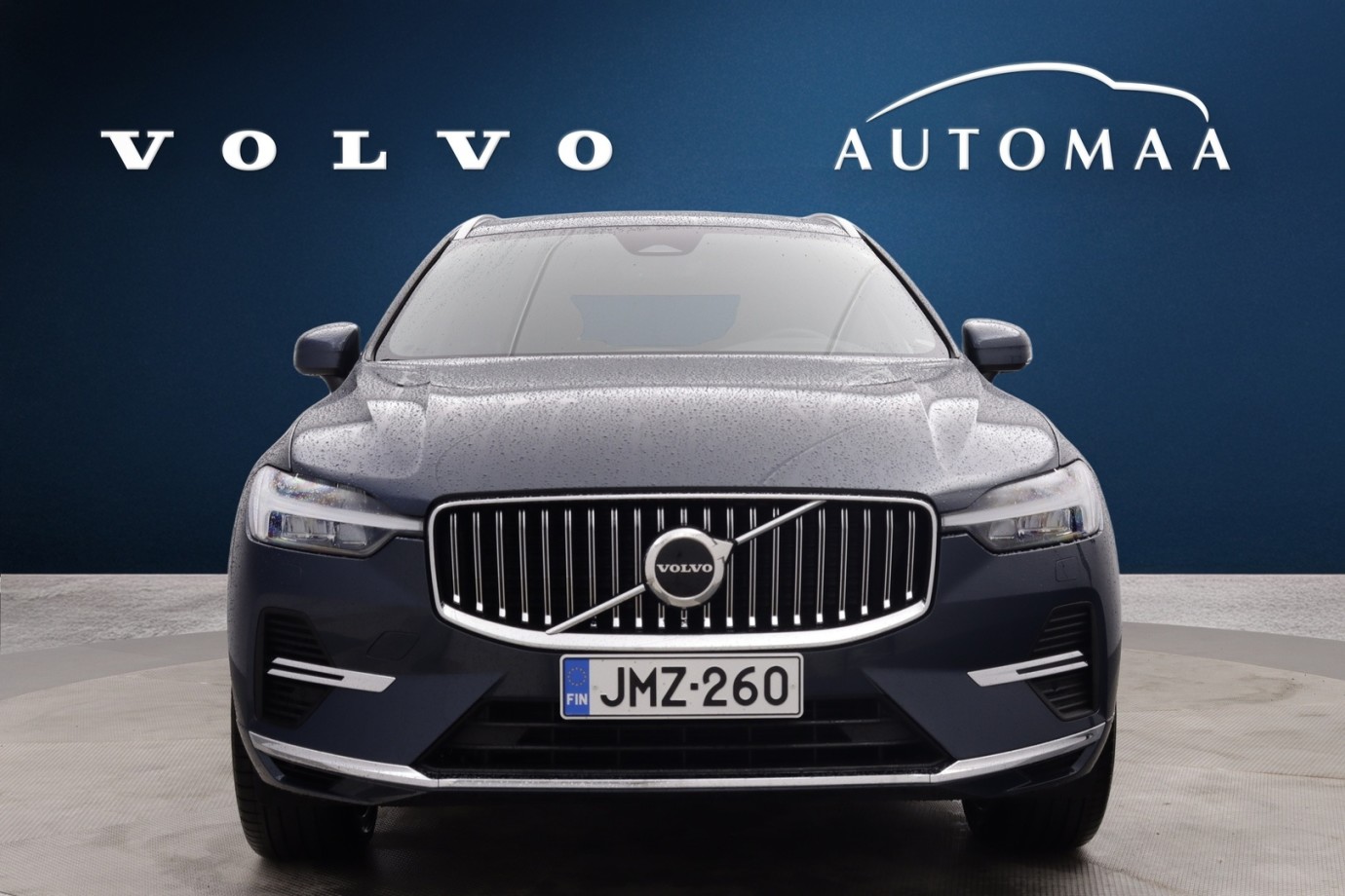 Esittelykuva VOLVO XC60 lataushybridiautosta.