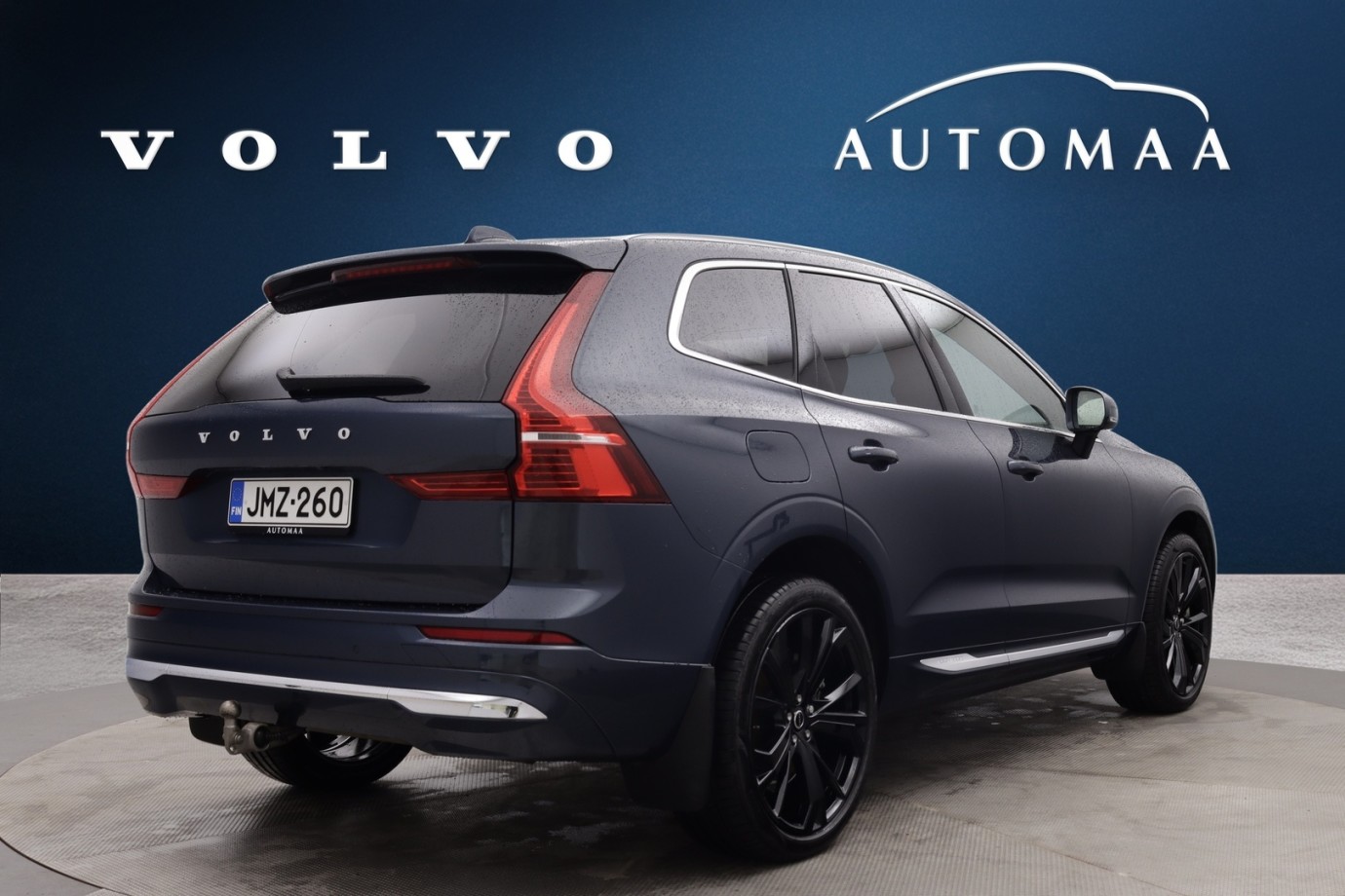 Esittelykuva VOLVO XC60 lataushybridiautosta.