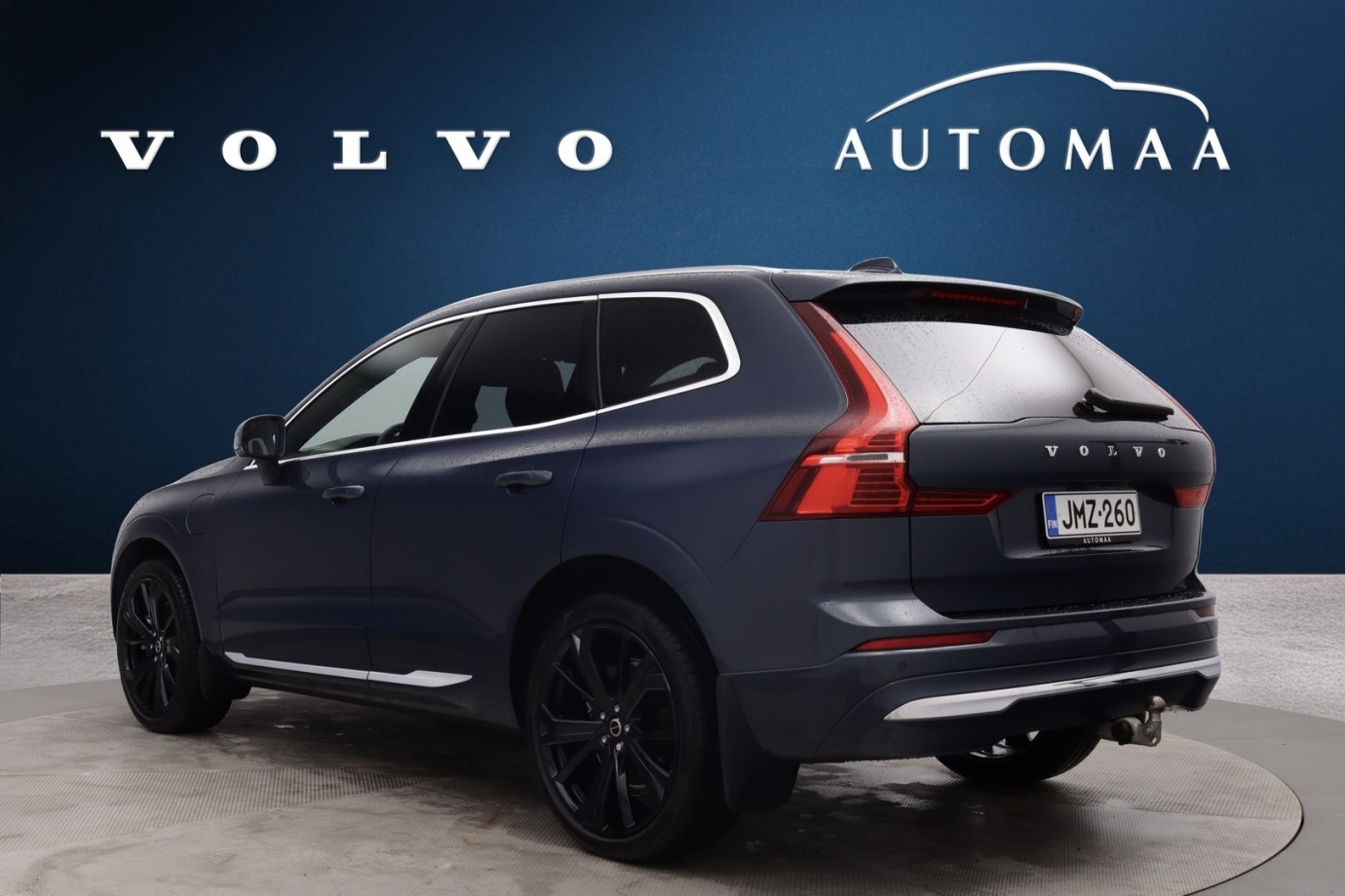 Esittelykuva VOLVO XC60 lataushybridiautosta.