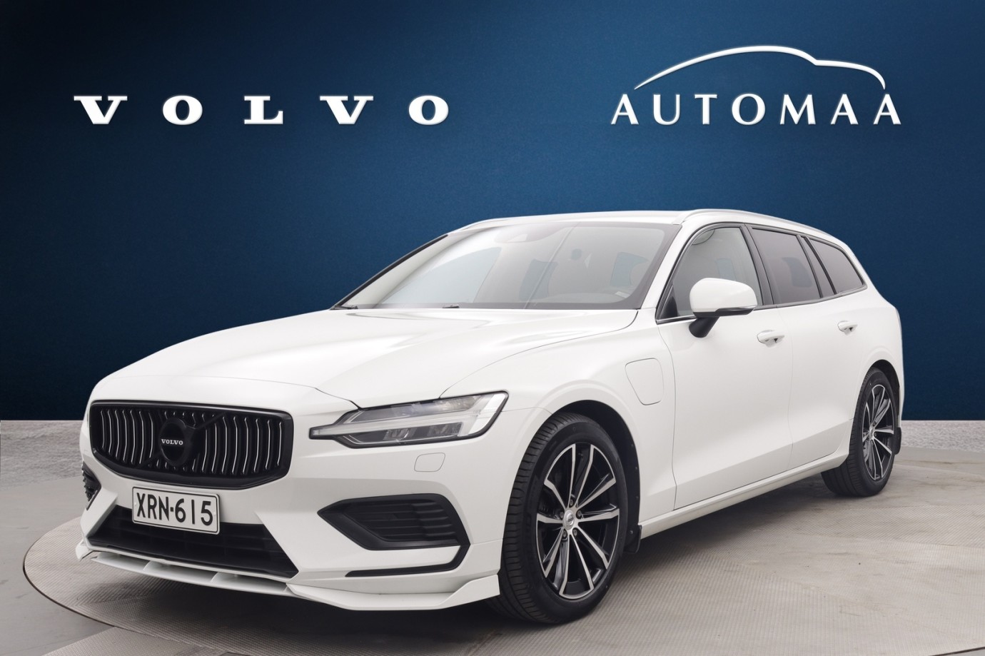 Esittelykuva VOLVO V60 lataushybridiautosta.