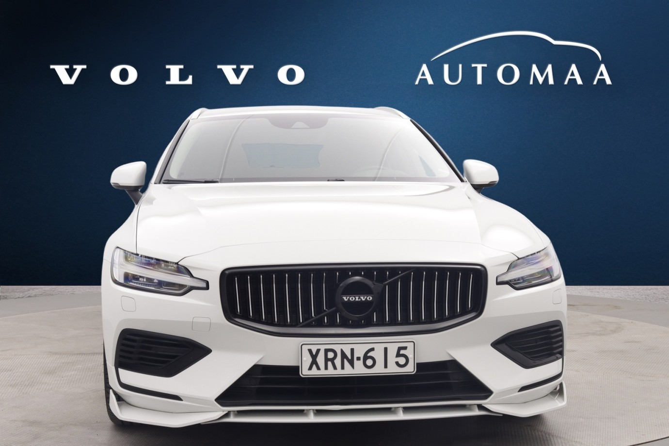 Esittelykuva VOLVO V60 lataushybridiautosta.
