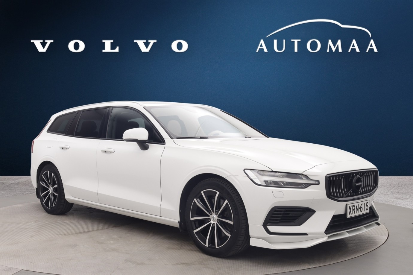 Esittelykuva VOLVO V60 lataushybridiautosta.