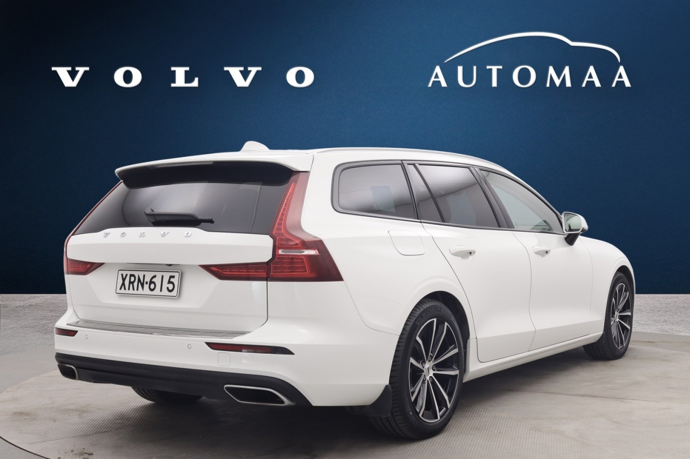 Esittelykuva VOLVO V60 lataushybridiautosta.