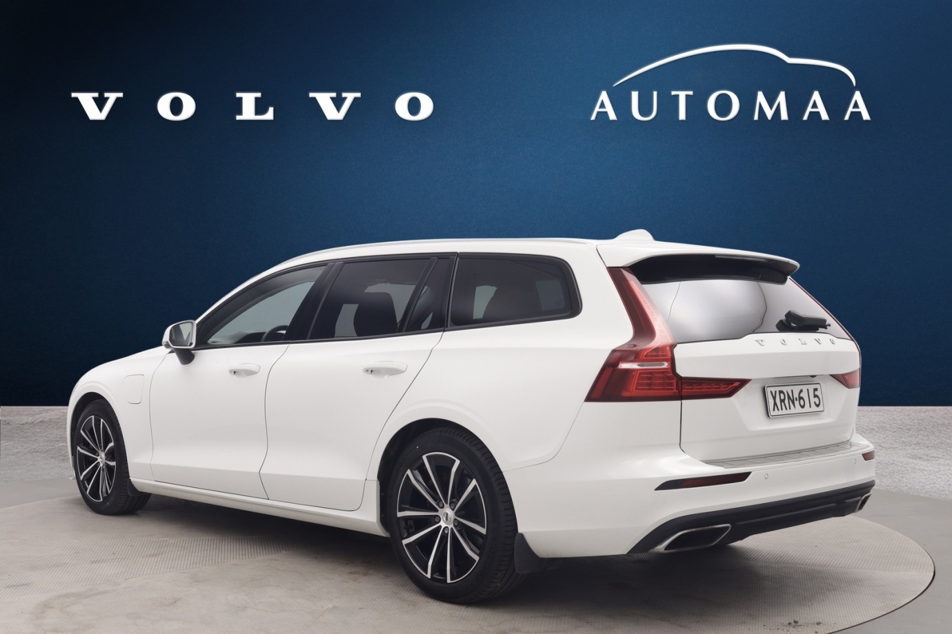 Esittelykuva VOLVO V60 lataushybridiautosta.