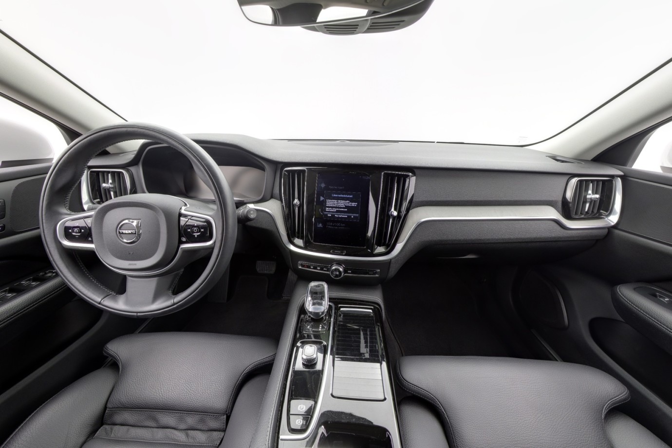 Esittelykuva VOLVO V60 lataushybridiautosta.