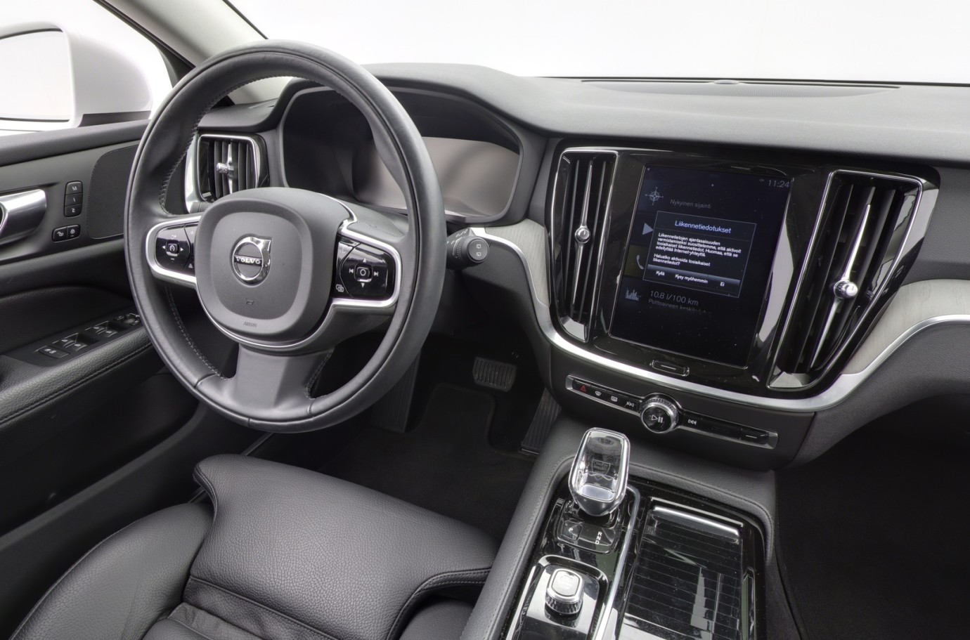 Esittelykuva VOLVO V60 lataushybridiautosta.