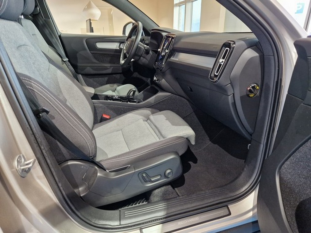 Esittelykuva VOLVO XC40 lataushybridiautosta.