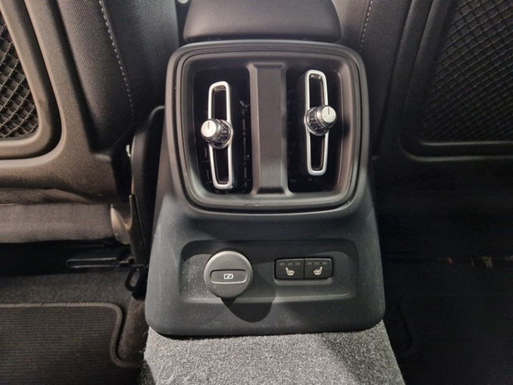 Esittelykuva VOLVO XC40 lataushybridiautosta.
