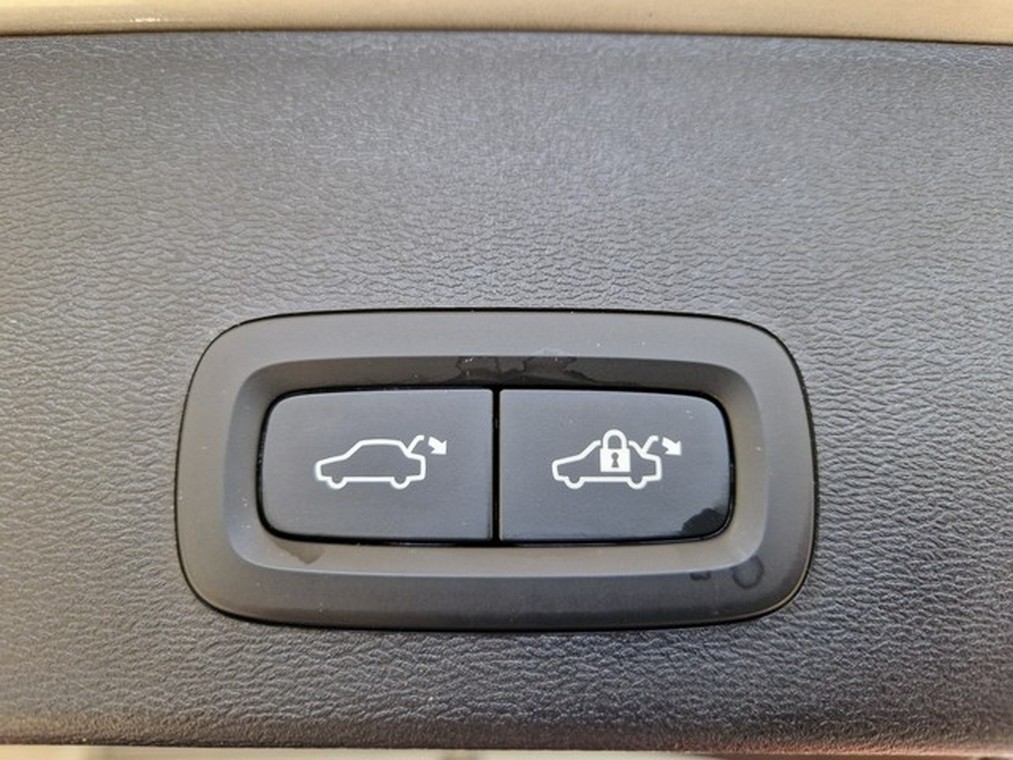 Esittelykuva VOLVO XC40 lataushybridiautosta.