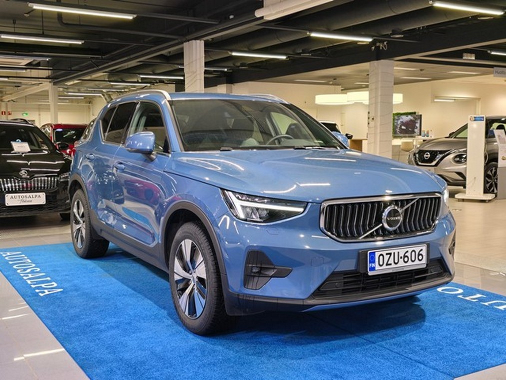 Esittelykuva VOLVO XC40 lataushybridiautosta.