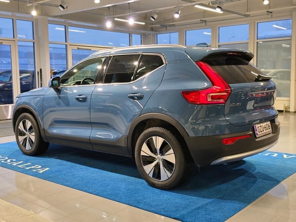 Esittelykuva VOLVO XC40 lataushybridiautosta.