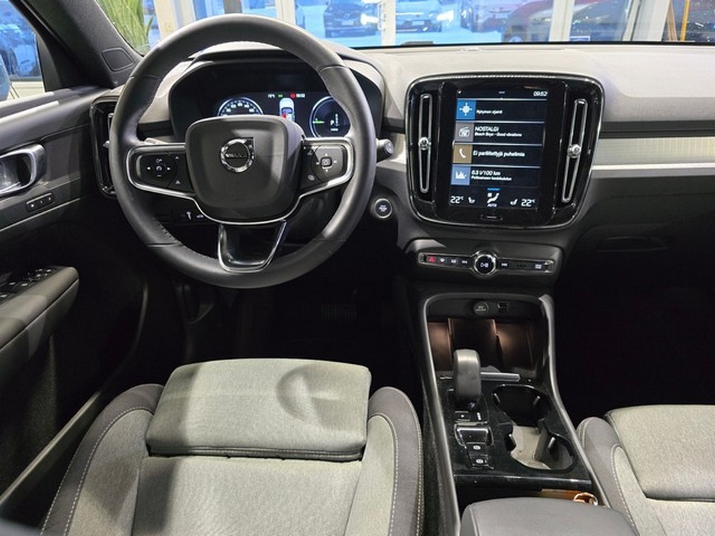 Esittelykuva VOLVO XC40 lataushybridiautosta.