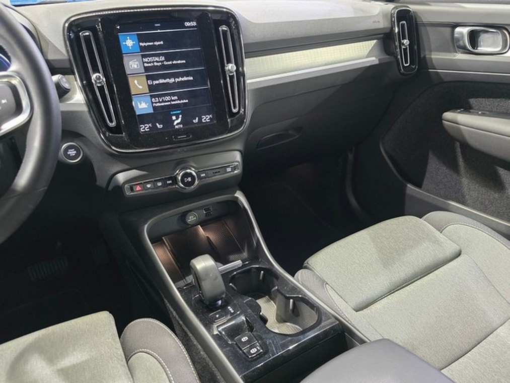 Esittelykuva VOLVO XC40 lataushybridiautosta.