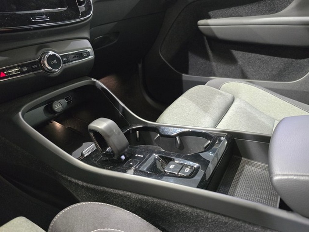 Esittelykuva VOLVO XC40 lataushybridiautosta.