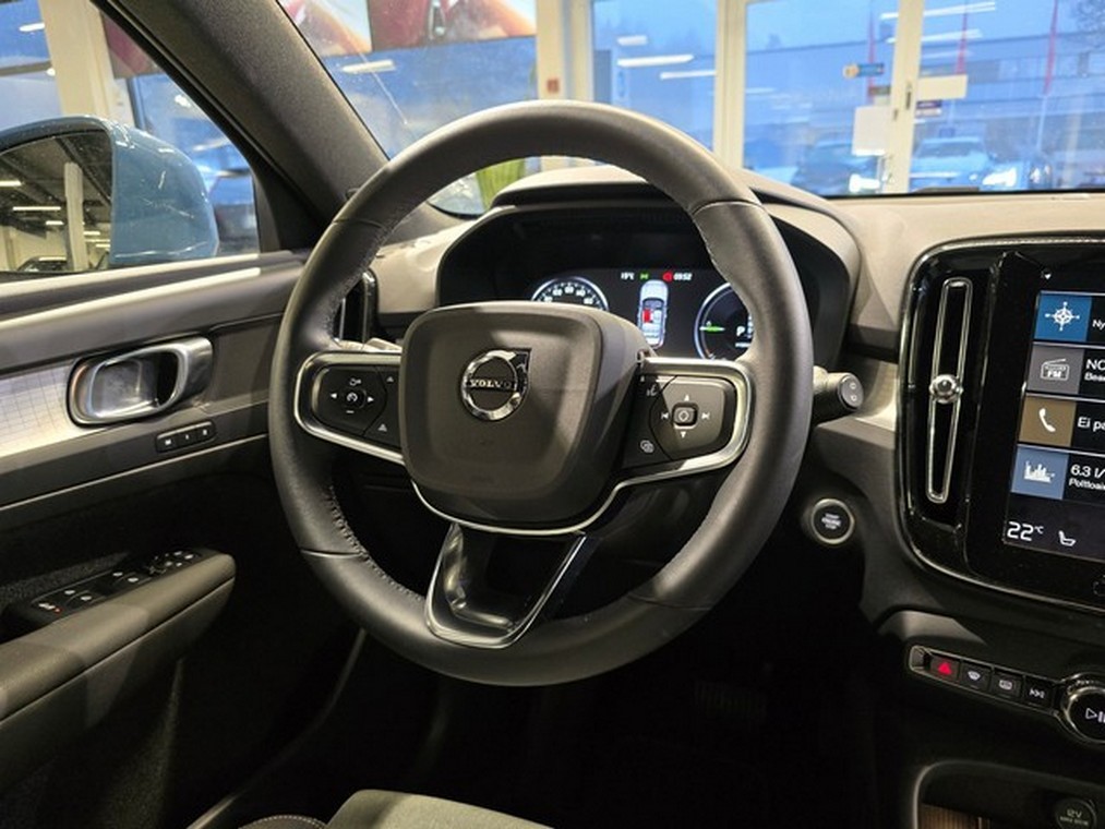Esittelykuva VOLVO XC40 lataushybridiautosta.