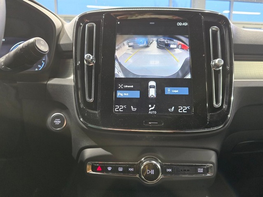 Esittelykuva VOLVO XC40 lataushybridiautosta.