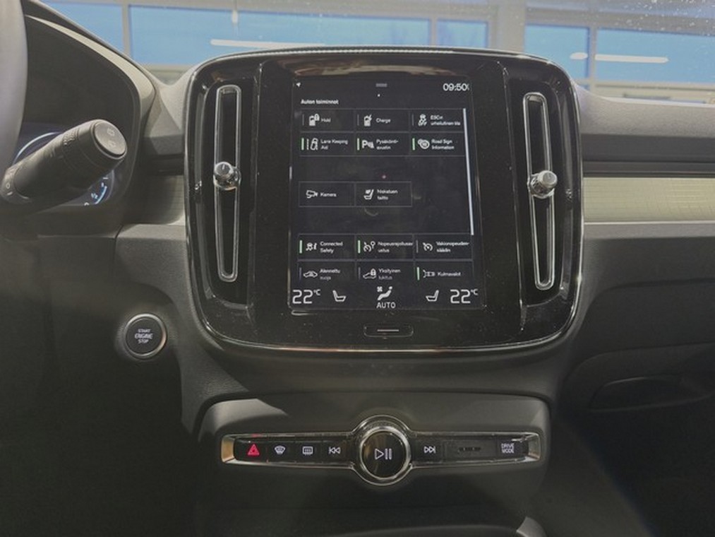 Esittelykuva VOLVO XC40 lataushybridiautosta.