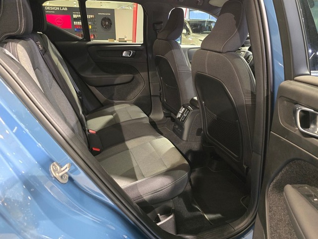 Esittelykuva VOLVO XC40 lataushybridiautosta.