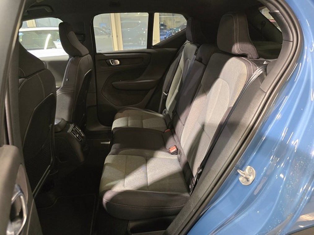 Esittelykuva VOLVO XC40 lataushybridiautosta.