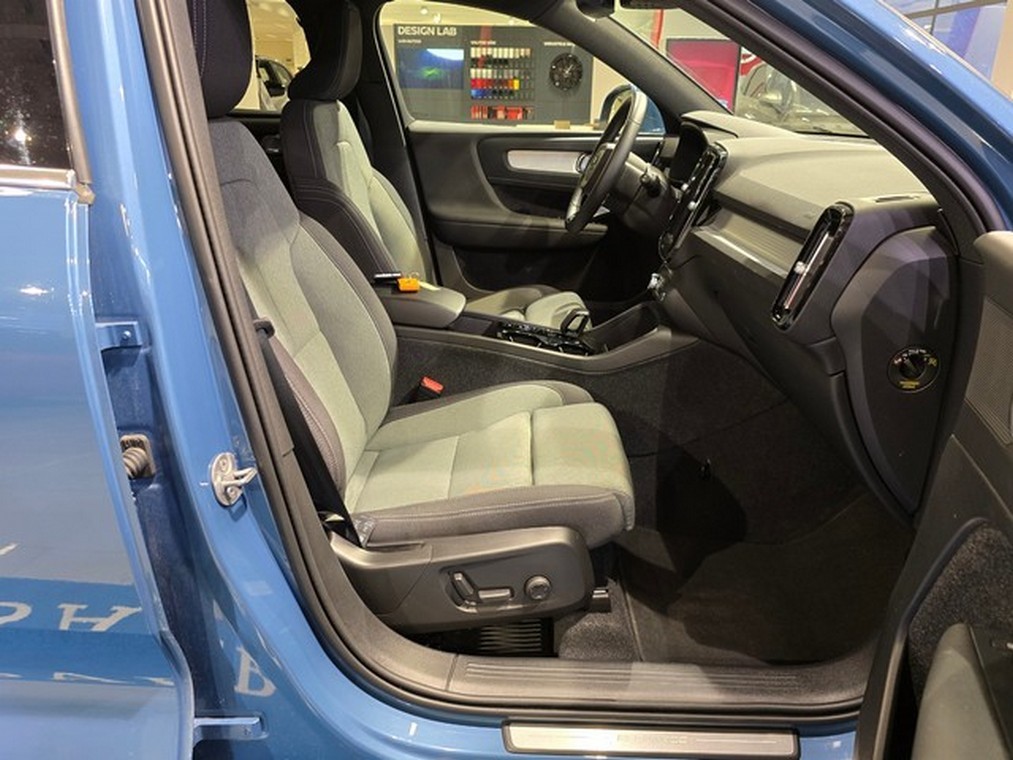 Esittelykuva VOLVO XC40 lataushybridiautosta.