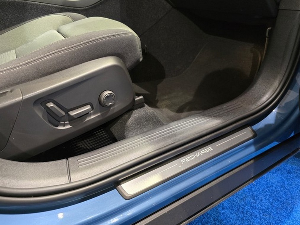 Esittelykuva VOLVO XC40 lataushybridiautosta.