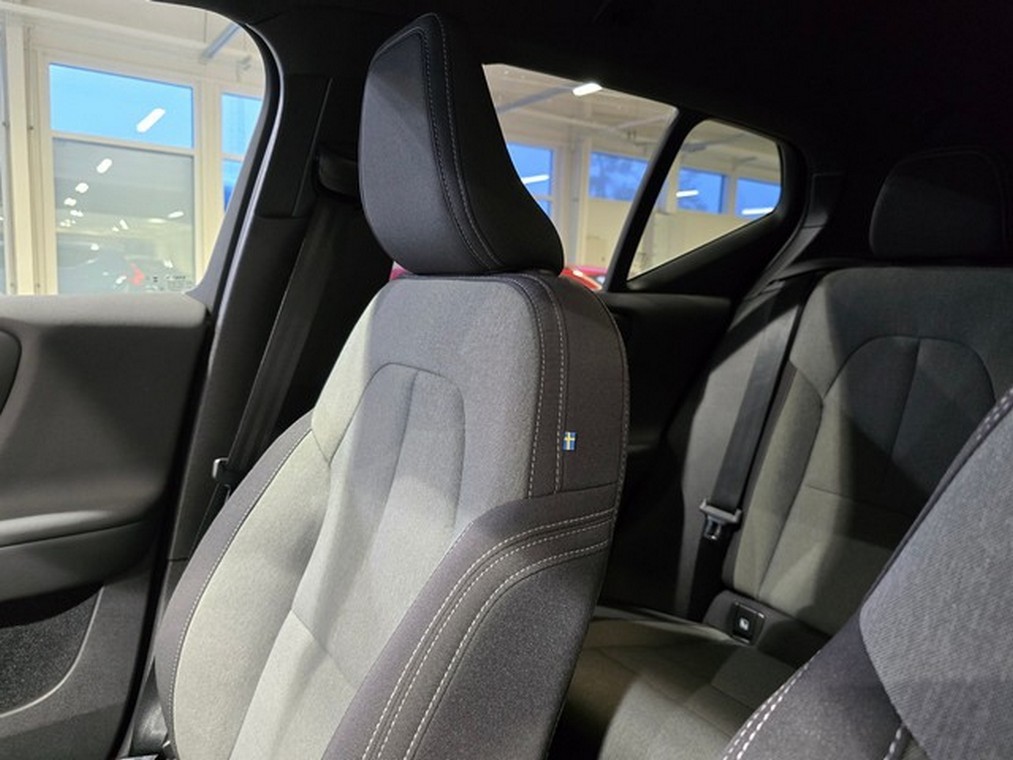 Esittelykuva VOLVO XC40 lataushybridiautosta.
