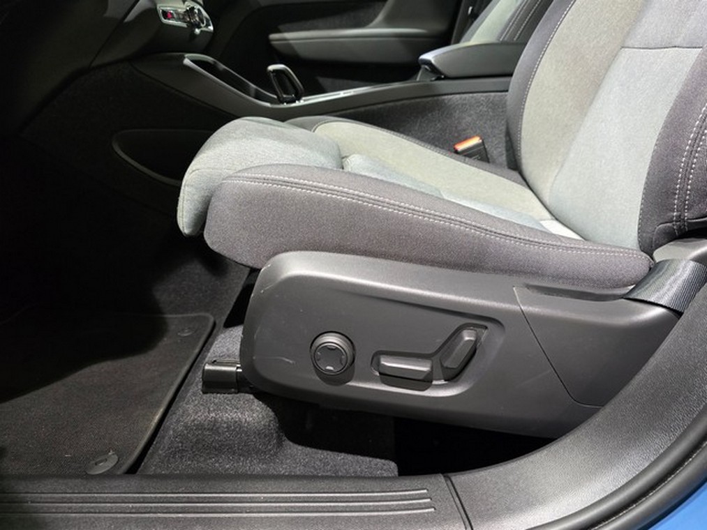 Esittelykuva VOLVO XC40 lataushybridiautosta.