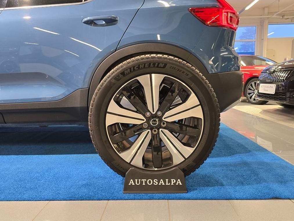 Esittelykuva VOLVO XC40 lataushybridiautosta.