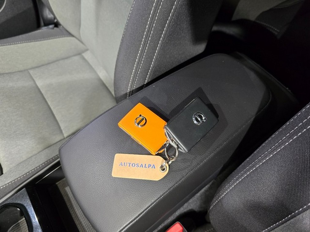 Esittelykuva VOLVO XC40 lataushybridiautosta.