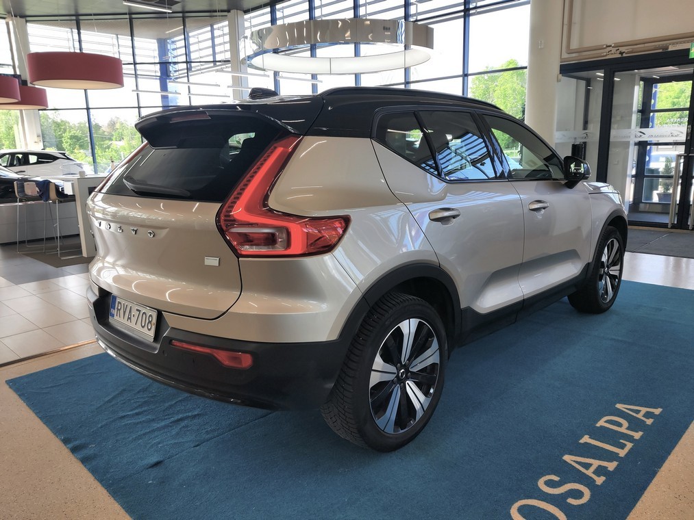 Esittelykuva VOLVO XC40 täyssähköautosta.